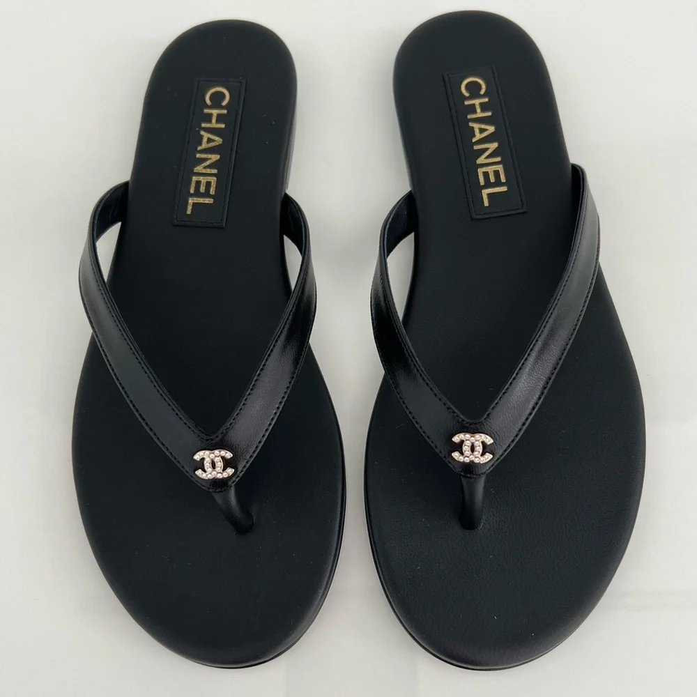 CHANEL 25A CC CRYSTAL BLACK LEATHER THONG SANDALS SIZE IT 37.5 / US 7.5 NIB!